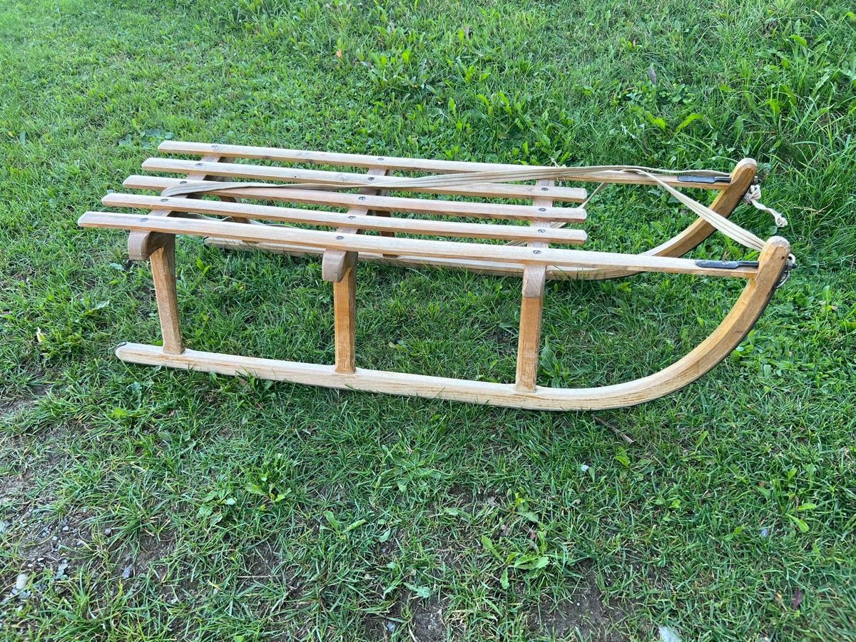 Schlitteln: Klassischer Holzschlitten  – Gebraucht aus Wattwil von Weinachtsmann
