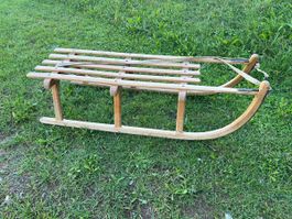 Klassischer Holzschlitten 