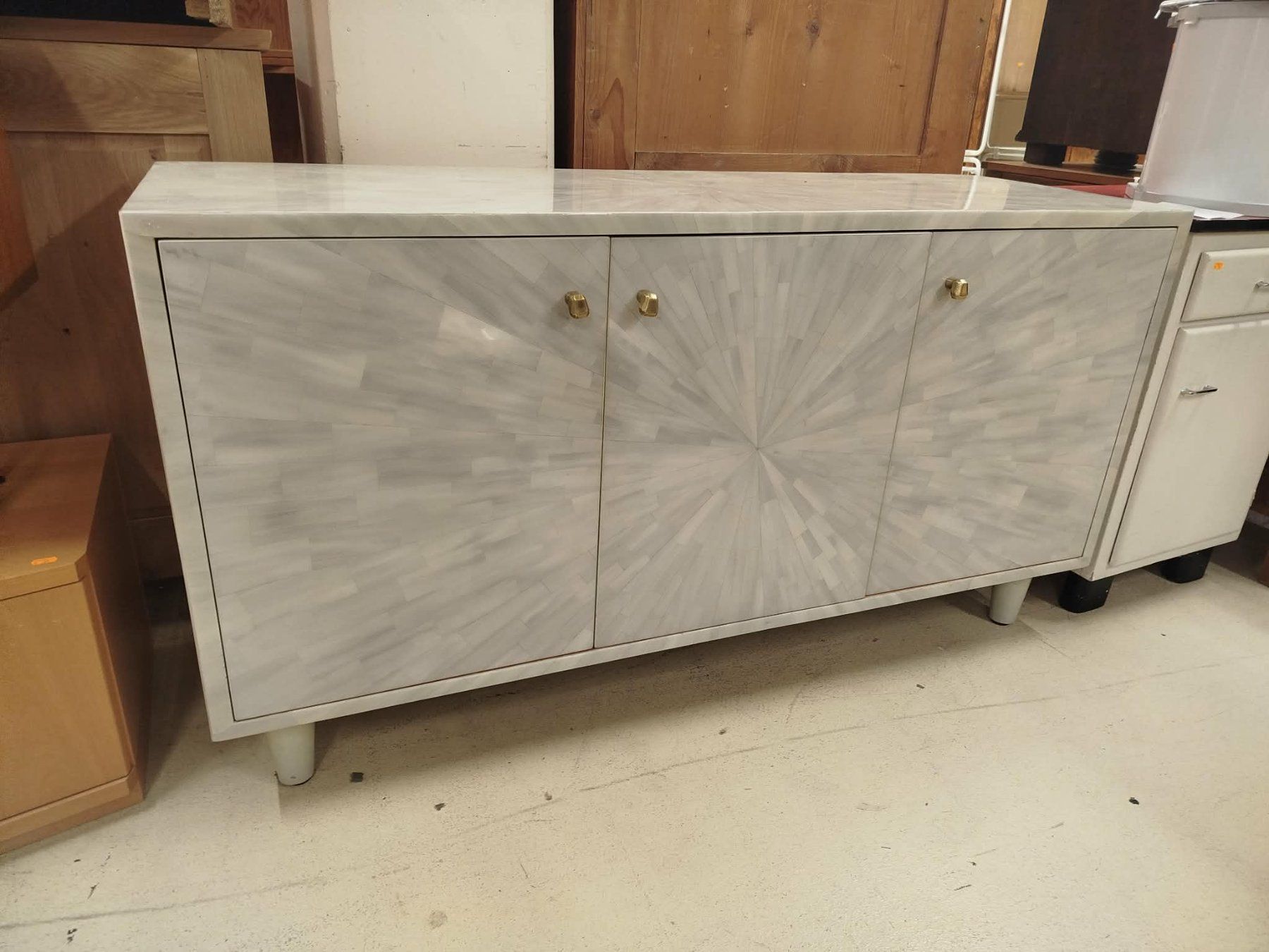 Cassettiere: Buffet Torion 3 portes, gris clair, imitation corne. – Usato da La Chaux-de-Fonds venduto da Emmaus2300CDF 1