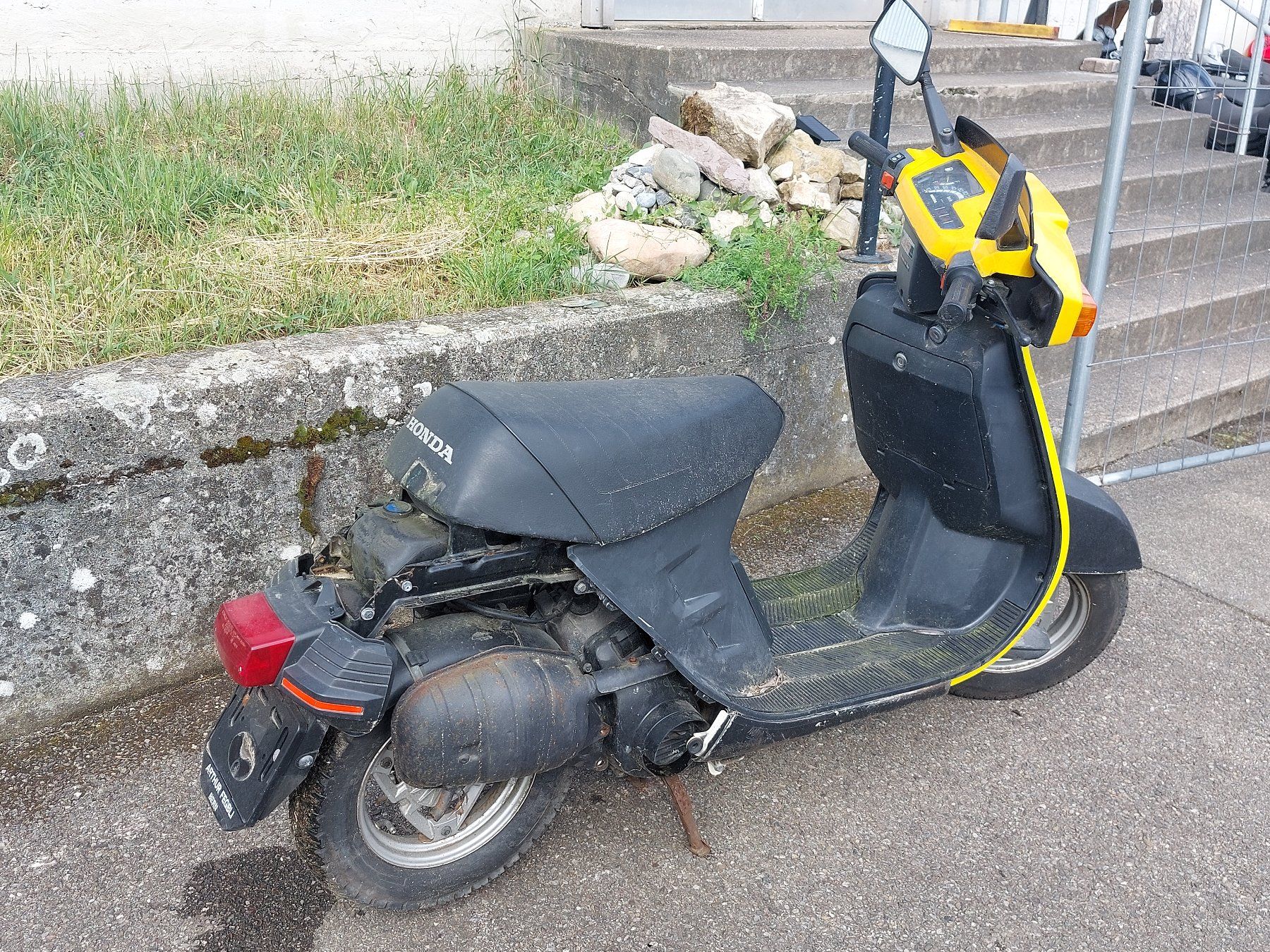 Honda Scooter: Honda Lead 50 Roller zwei Tackt defekt Export – Difettoso da Schleitheim venduto da ZieglerMotoRecycling 6