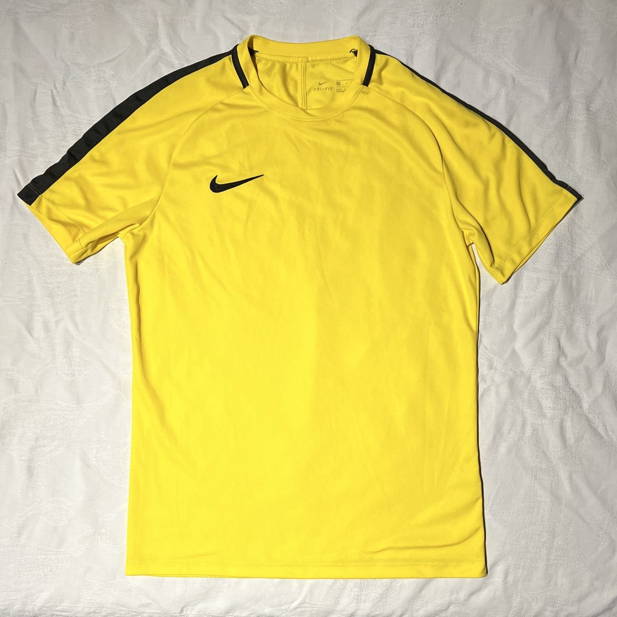 Nike Canottiere & Pantaloni: Nike Dri-FIT Yellow Training Jersey – Usato da Gempenach venduto da amdor