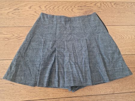 Grauer Karorock mit integrierter Hose, Grösse S, wie neu