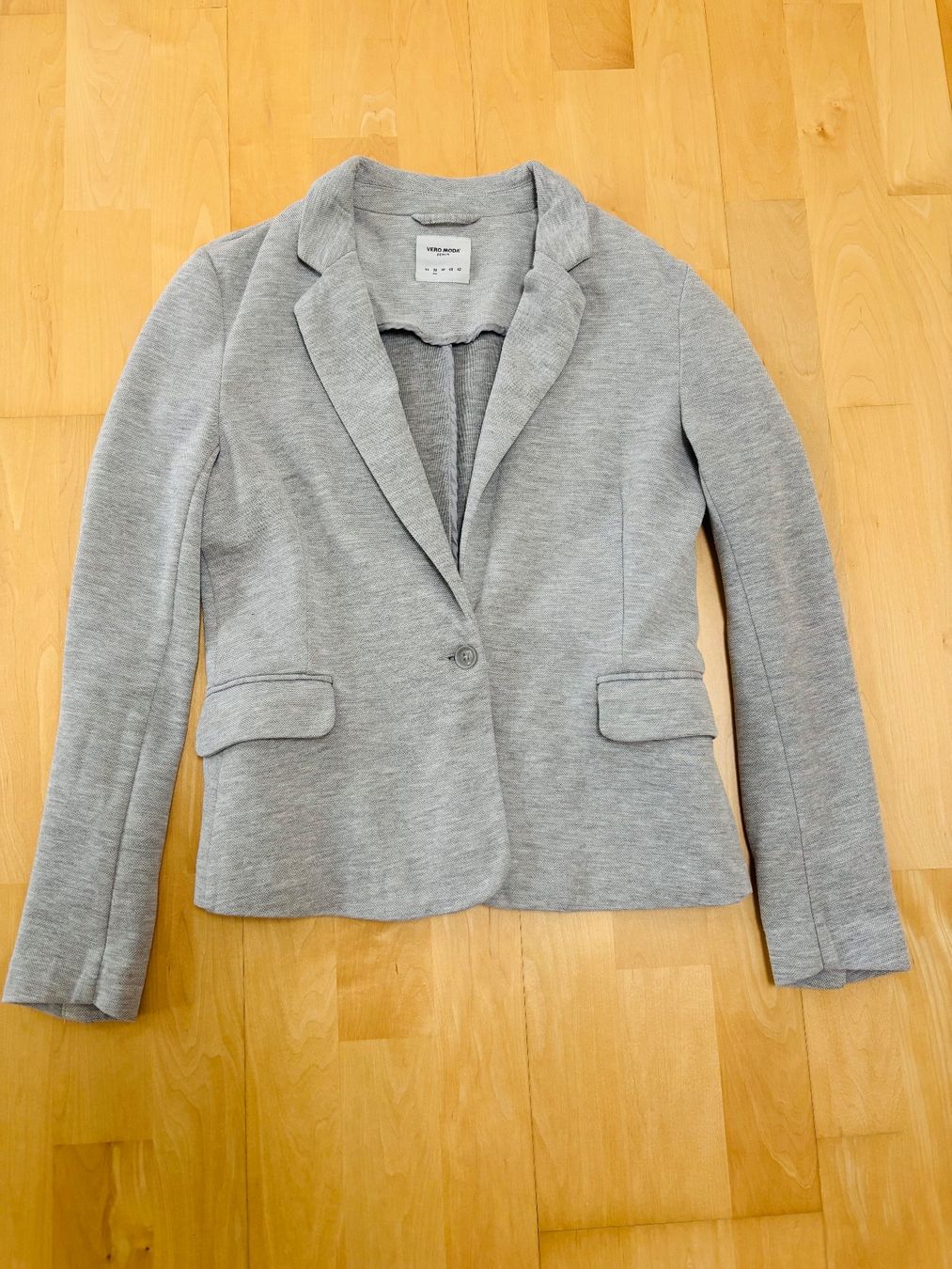 Vero Moda Giacche: Kurzer Blazer von Vero Moda Gr. 36 - hellgrau – Usato da Ennetbürgen venduto da Evelyne_G
