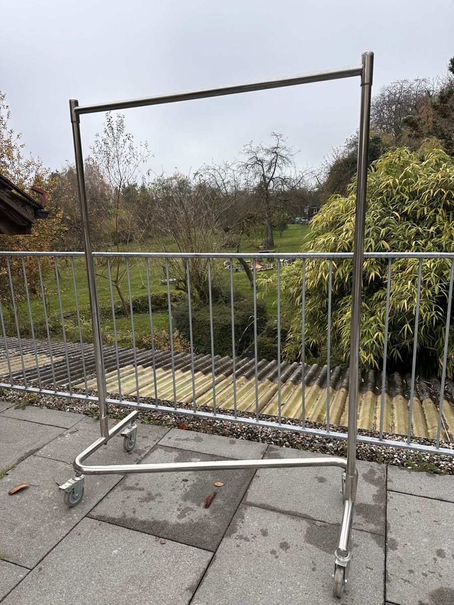Garderobe: Stabiler Kleiderständer aus Metall mit Rollen – Gebraucht aus Feldbach von SynergyVillage