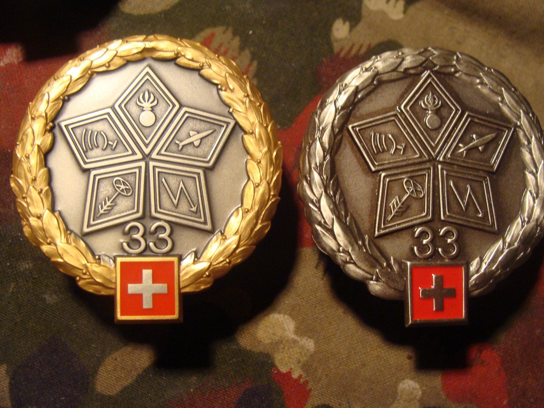 Armée suisse Plaquettes & Badges: Brigade DCA 33-----------Flab Br 33 – Neuf avec emballage d'origine à Cuarny par hen_g7hn