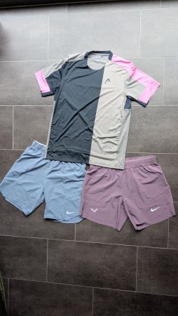 Tennis-Set: Head T-Shirt und zwei Nike Shorts
