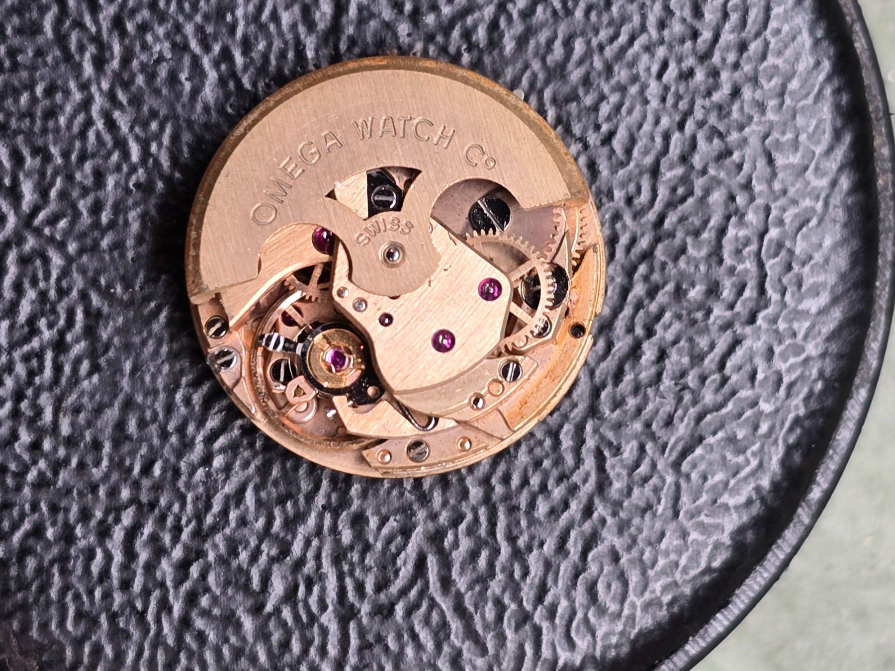 Omega Montres: Mouvement Omega 684 pour pièces. – Défectueux à Tramelan par Nirdan 3