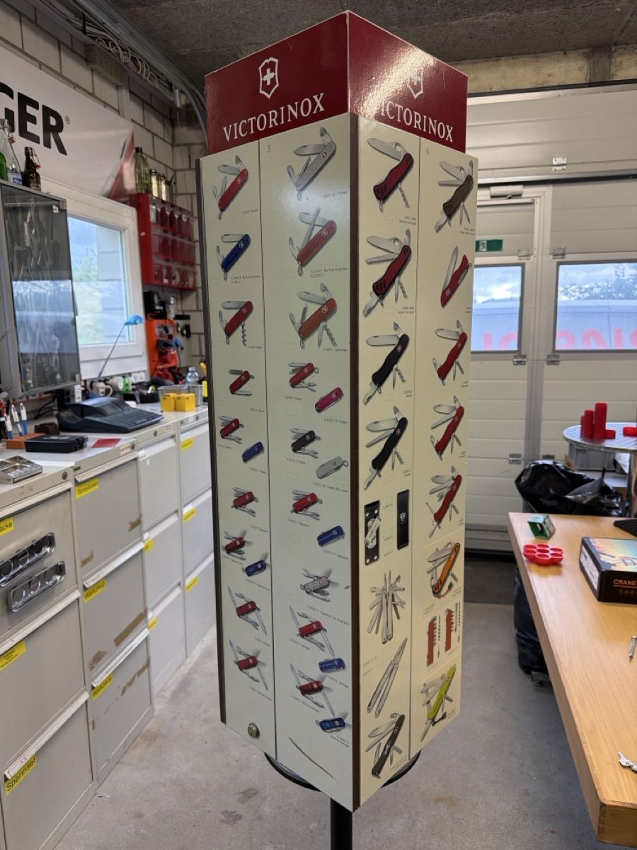 Victorinox Coltelli tascabile: Victorinox Taschenmesserverkaufsständer – Usato da Rütschelen venduto da Pemaru 7