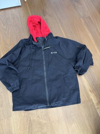 Herren Jacke schwarz mit rotem Kapuzenteil Gr M