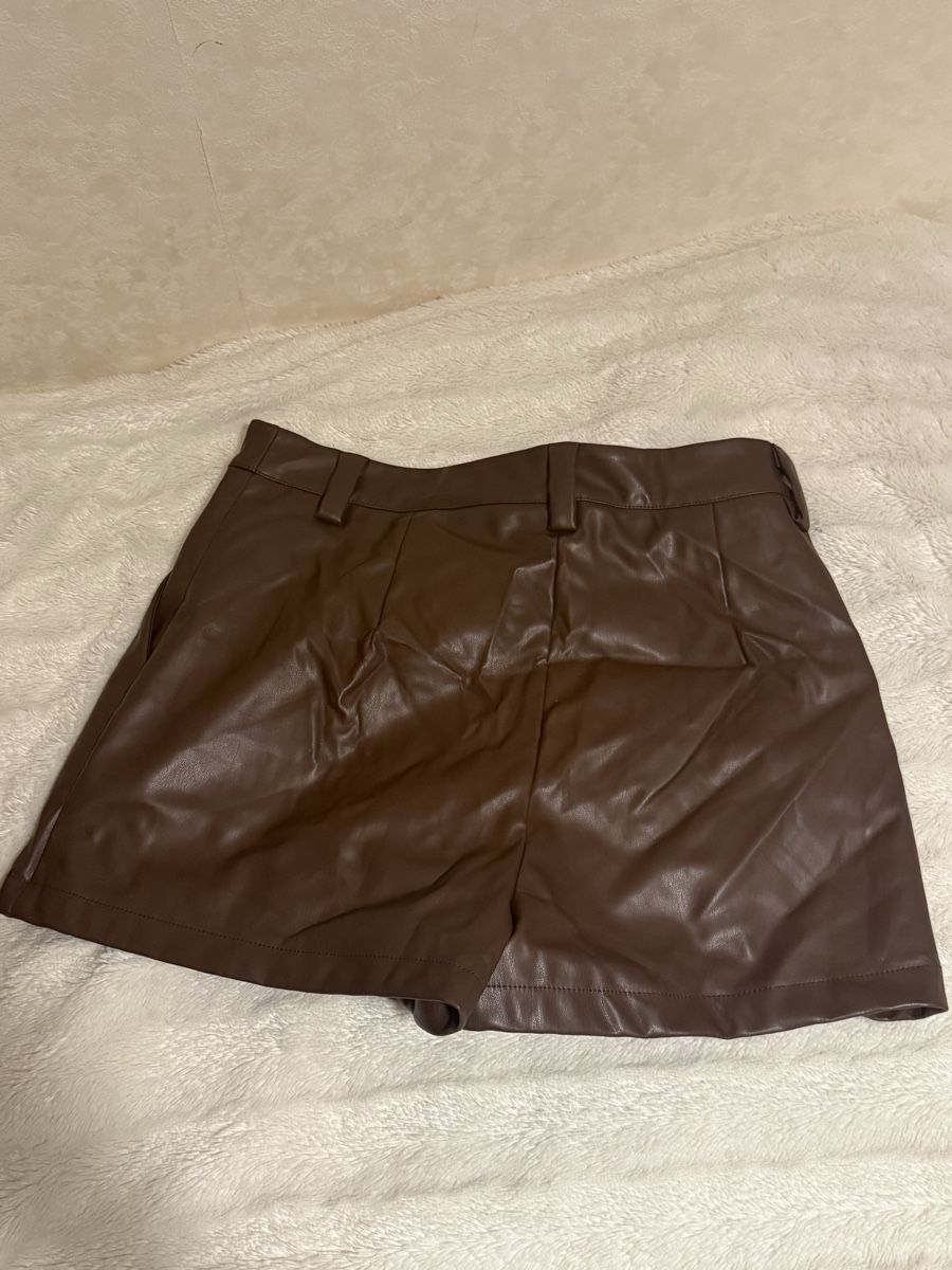 Pantaloni: Short brun en cuir  – Nuovo (secondo la descrizione) da Grand-Lancy venduto da saf_tlt2 1