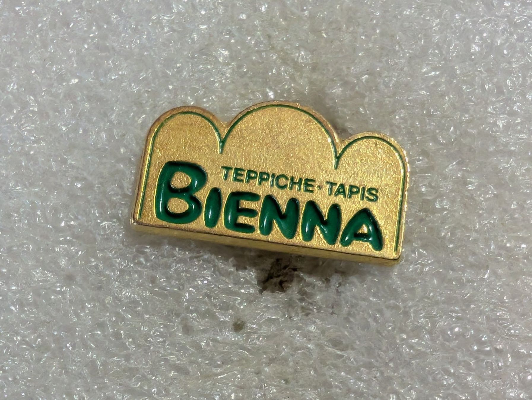 Placchette & Badge: Ansteckpin 98: Teppiche Bienna – Usato da Oppligen venduto da Pin-Fall-Shop