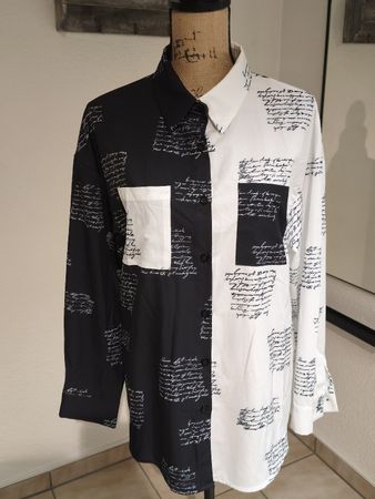 Hemdbluse schwarz-weiss mit Schriftmuster Grösse L