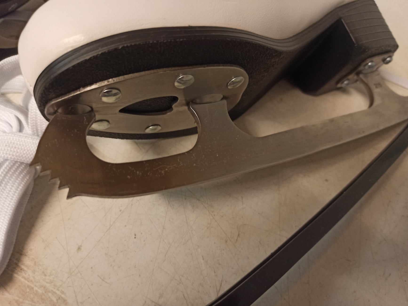Pattini da ghiaccio: Patin à glace (nr 6) – Usato da La Chaux-de-Fonds venduto da Emmaus2300CDF 5