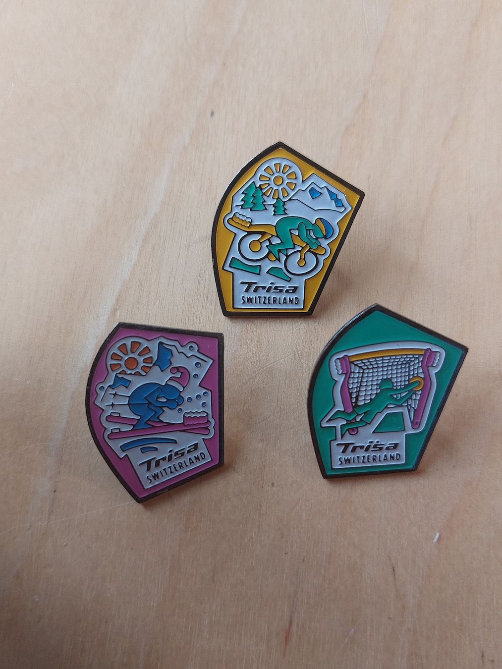 Trisa Placchette & Badge: 3 TRISA - PIN – Usato da Gipf - Oberfrick venduto da Esnoopy