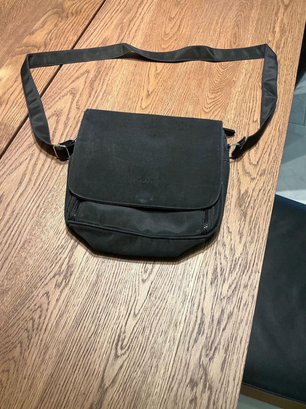 Sacs femmes: Schwarze Schultertasche, viele Fächer – D'occasion à Würenlos par sweety5436