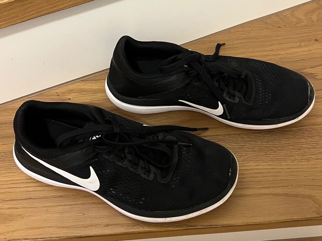 Nike Chaussures hommes: Schuhe Nike Stoff schwarz Gr. 42.5 – D'occasion à Urdorf par Daniela028 1