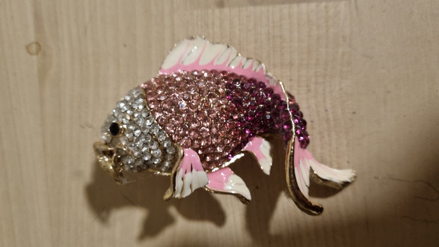 Ciondoli: Gros pendentif poisson rose avec strass – Usato da Neuchâtel venduto da mepirata