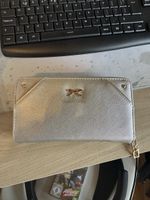 Portafoglio argento elegante con fiocco dorato ✨