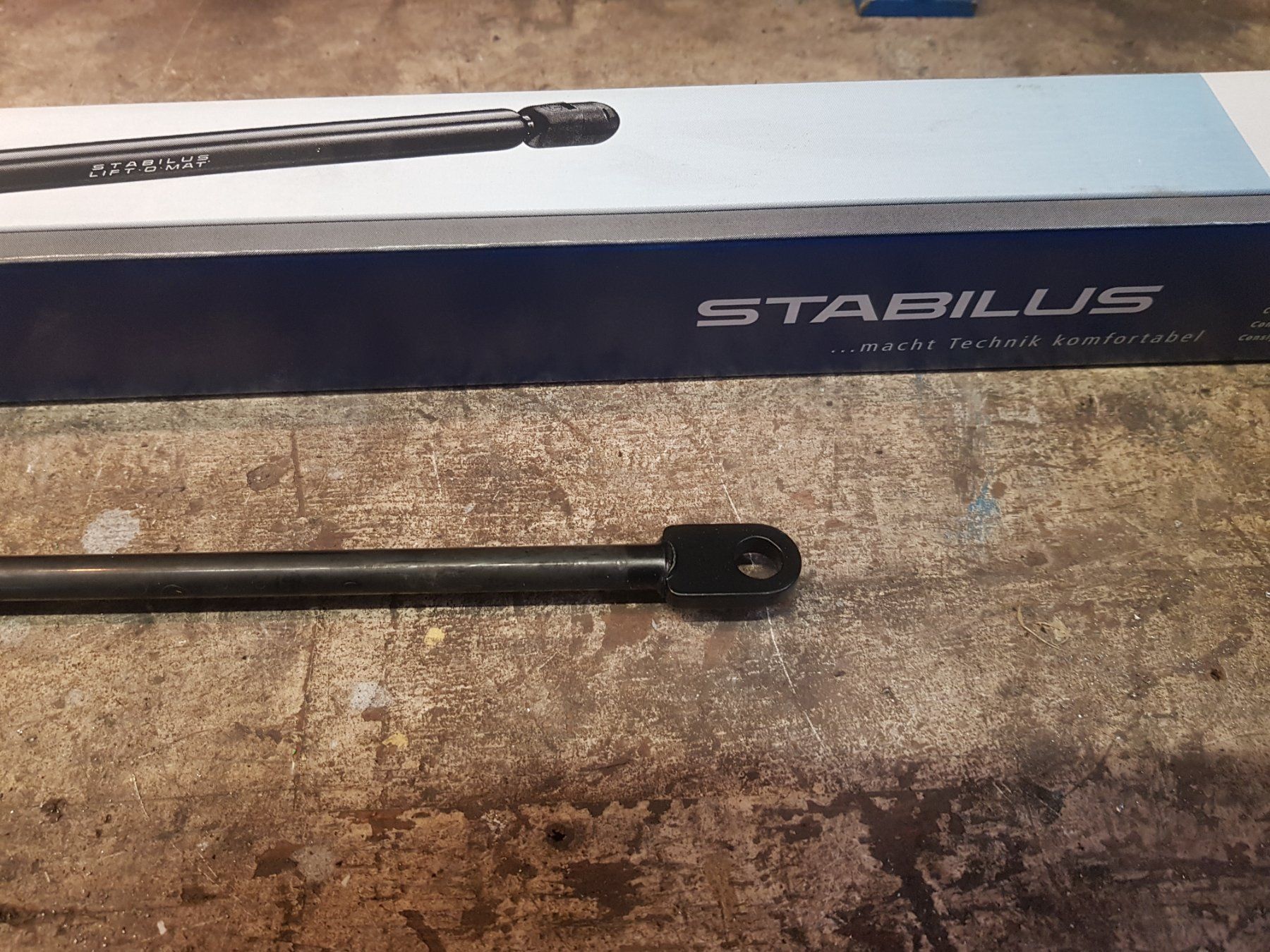 Volkswagen Tutti pezzi di ricambio auto: VW Golf 1 Stossdämpfer Heckklappe – Nuovo e nell'imballaggio originale da Berg TG venduto da Jimmy205 2