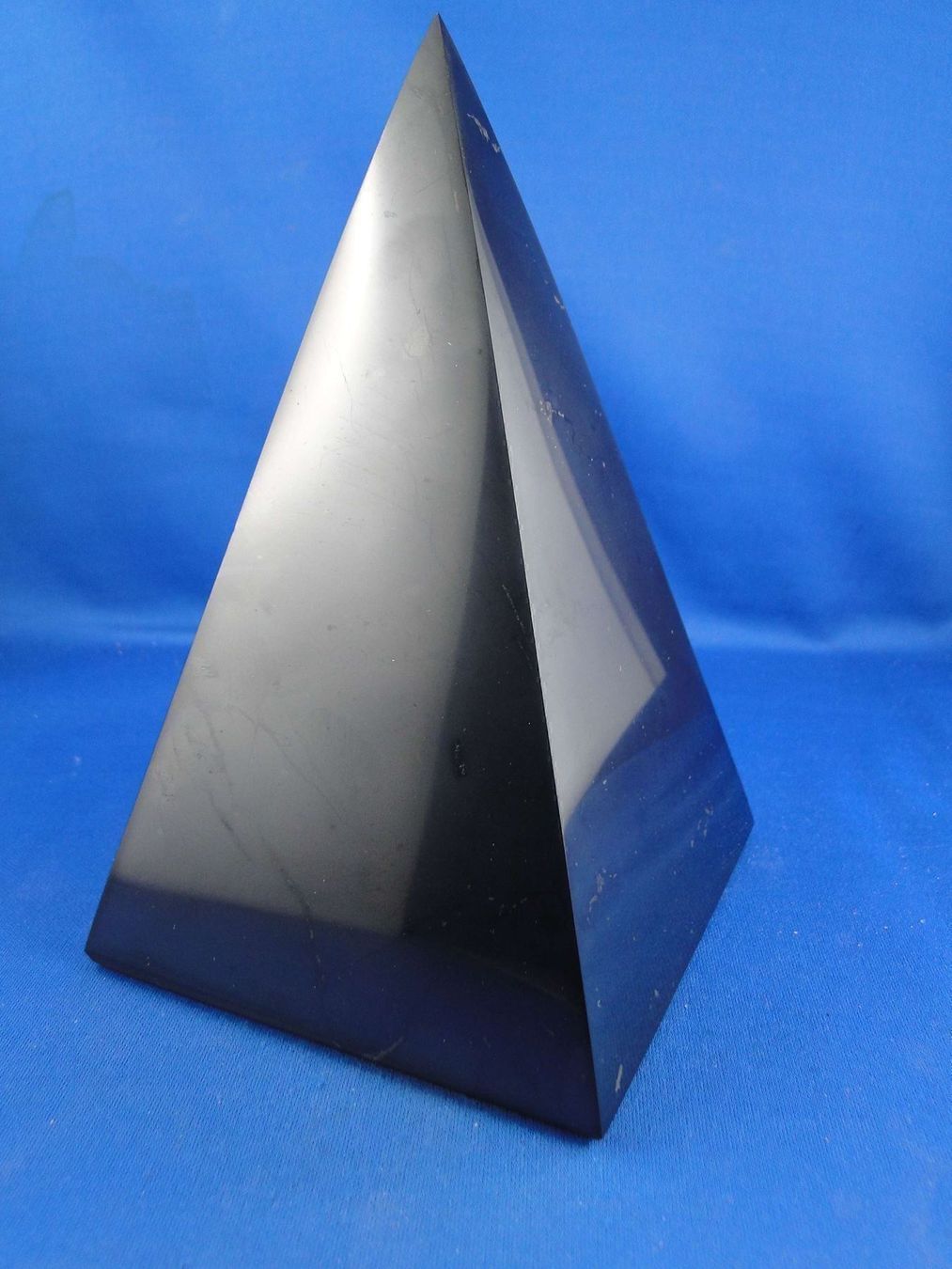 Mineralien & Heilsteine: Shungit-Pyramide 10cmx10cm poliert – Gebraucht aus Schinznach Bad von Demerald 2