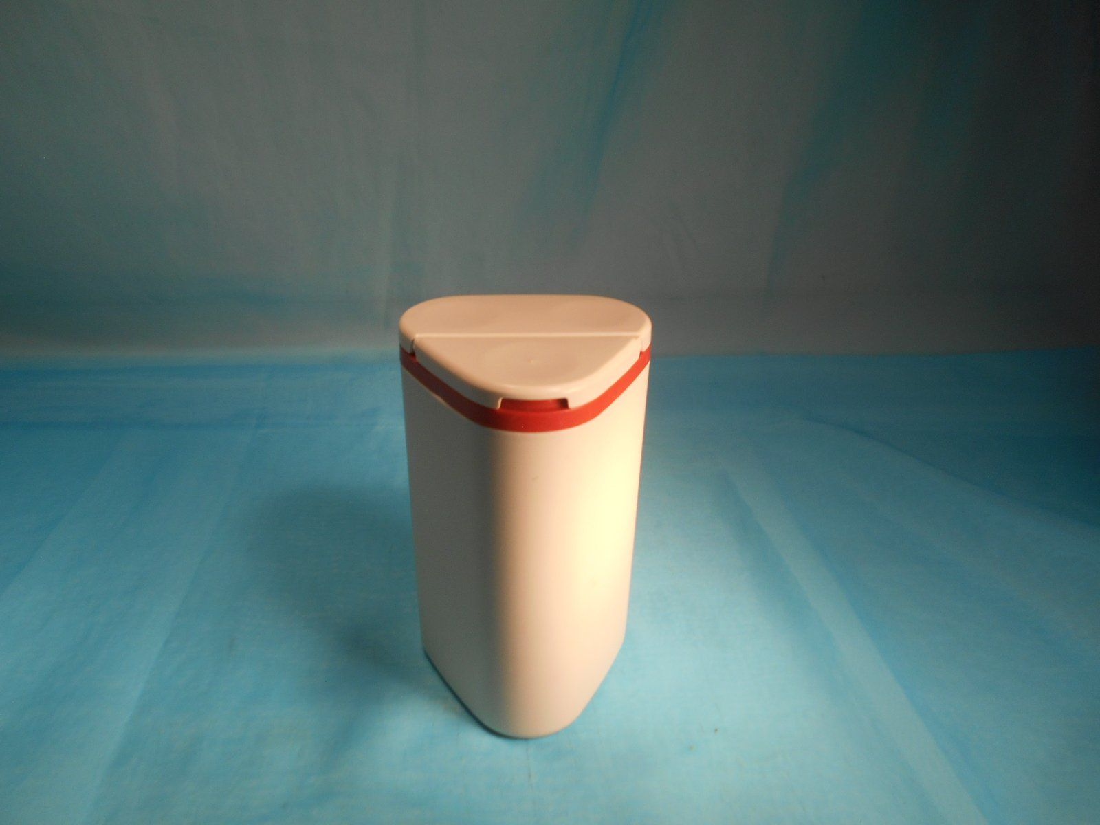Tupperware Contenitori & Simili: Tupperware Behälter mit drei versch. Oeffnungen – Usato da Bellach venduto da JingleCherry 1