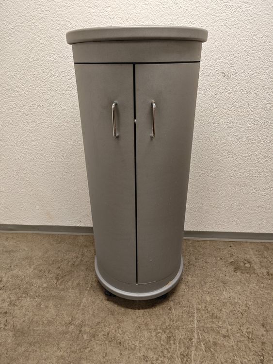 Space Möbel Schrank mit Tablare silber rund auf Rollen (Gebraucht) in ...