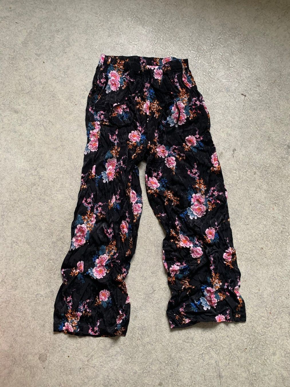Hosen: LIGHT BEFORE DARK - Satin Hose geblümt XS – Gebraucht aus Zürich von Diazaio