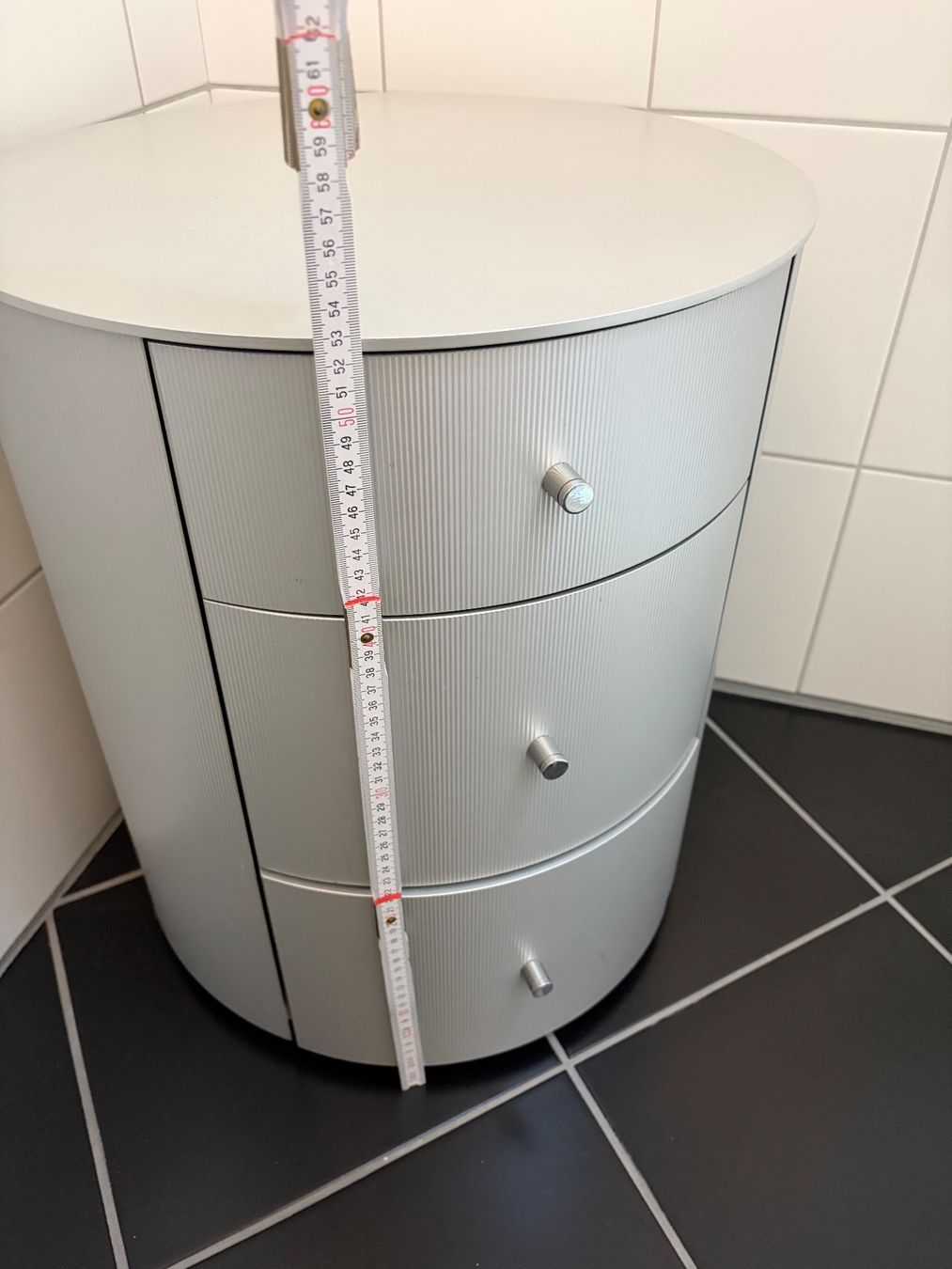 Cassettiere: Runde Kommode, Nachttisch – Usato da Fehraltorf venduto da freeform2020 2