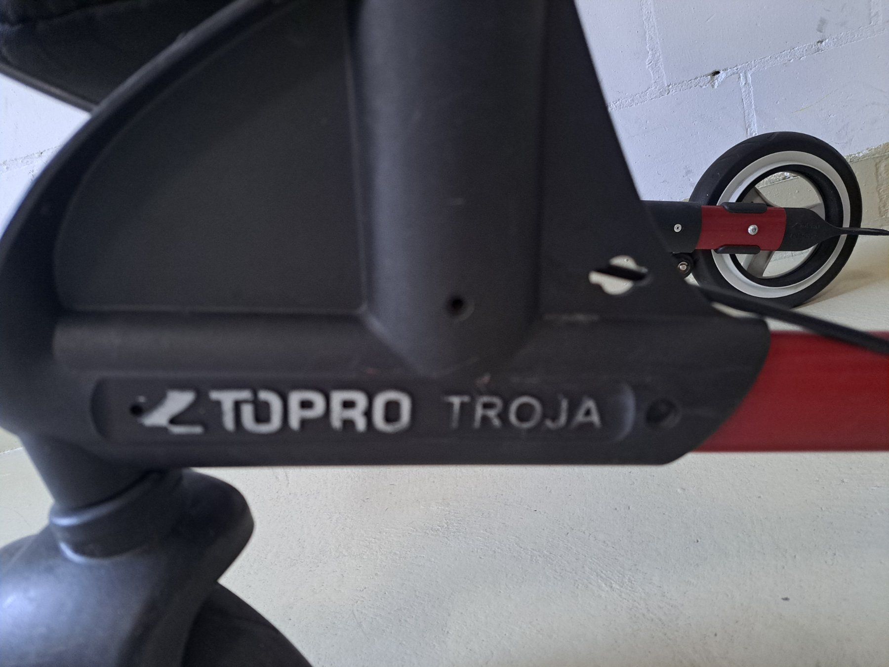 Ausili per la deambulazione: TOPRO Troja Rollator 2G M in rot mit Einkaufstasche – Usato da Hauptwil venduto da ms6_x9gg 3
