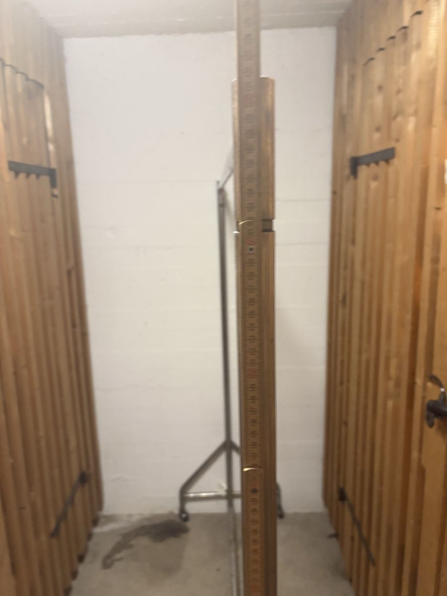 Sonstige Dekorationen & Accessoires: Kleiderständer Metall Rollbar mit Masseinteilung 175cm – Gebraucht aus Zürich von suo_c7fk 1
