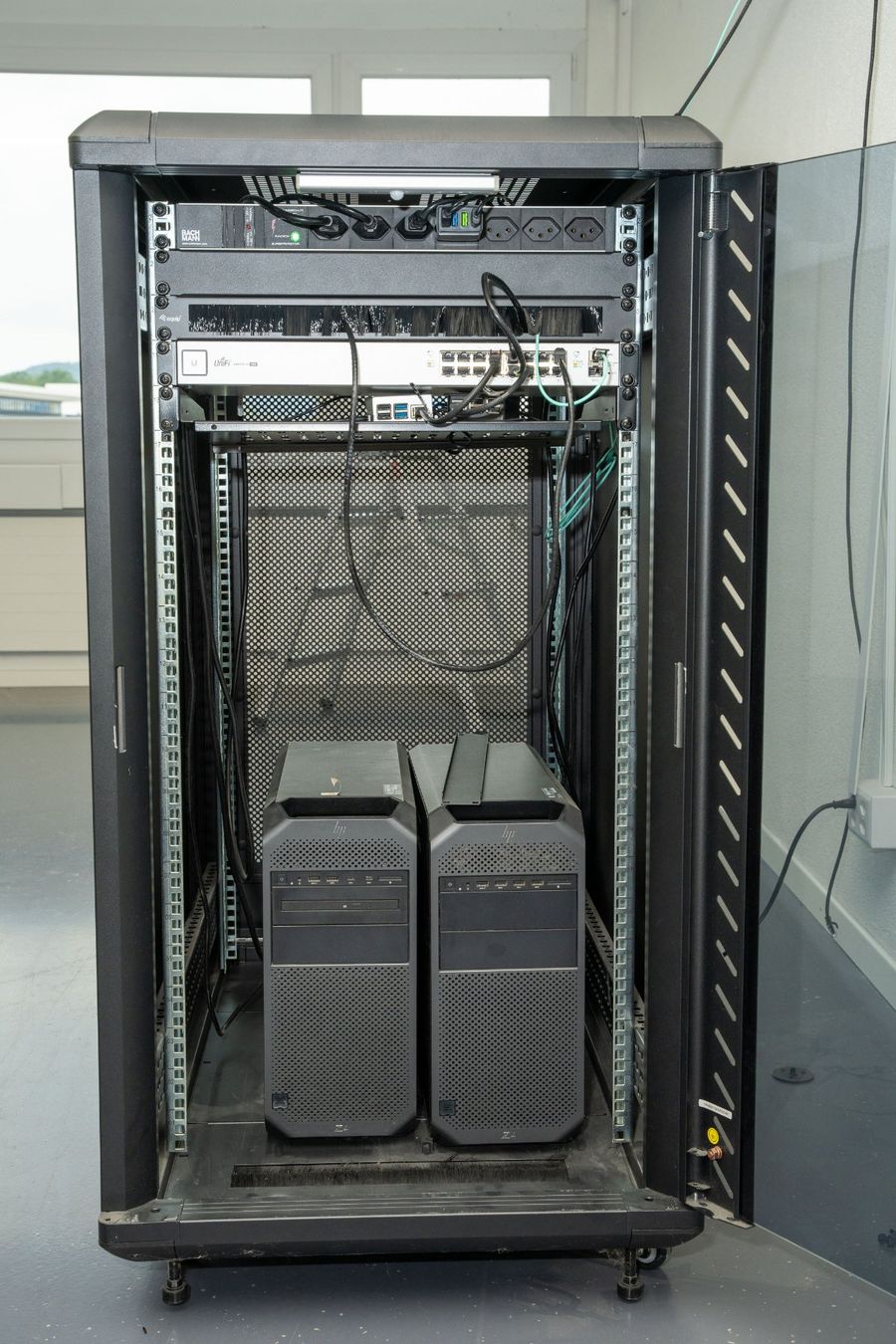 Racks & Cavalletti: StarTech 22U 36" Server Rack Cabinet / Schrank – Usato da Dietlikon venduto da phi_j5l6 1