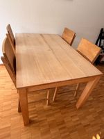 Massiver Holztisch, ausziehbar mit Stühlen
