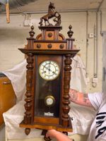 Wanduhr mit Pendel Holz mit Pferdefigur guter Zustand