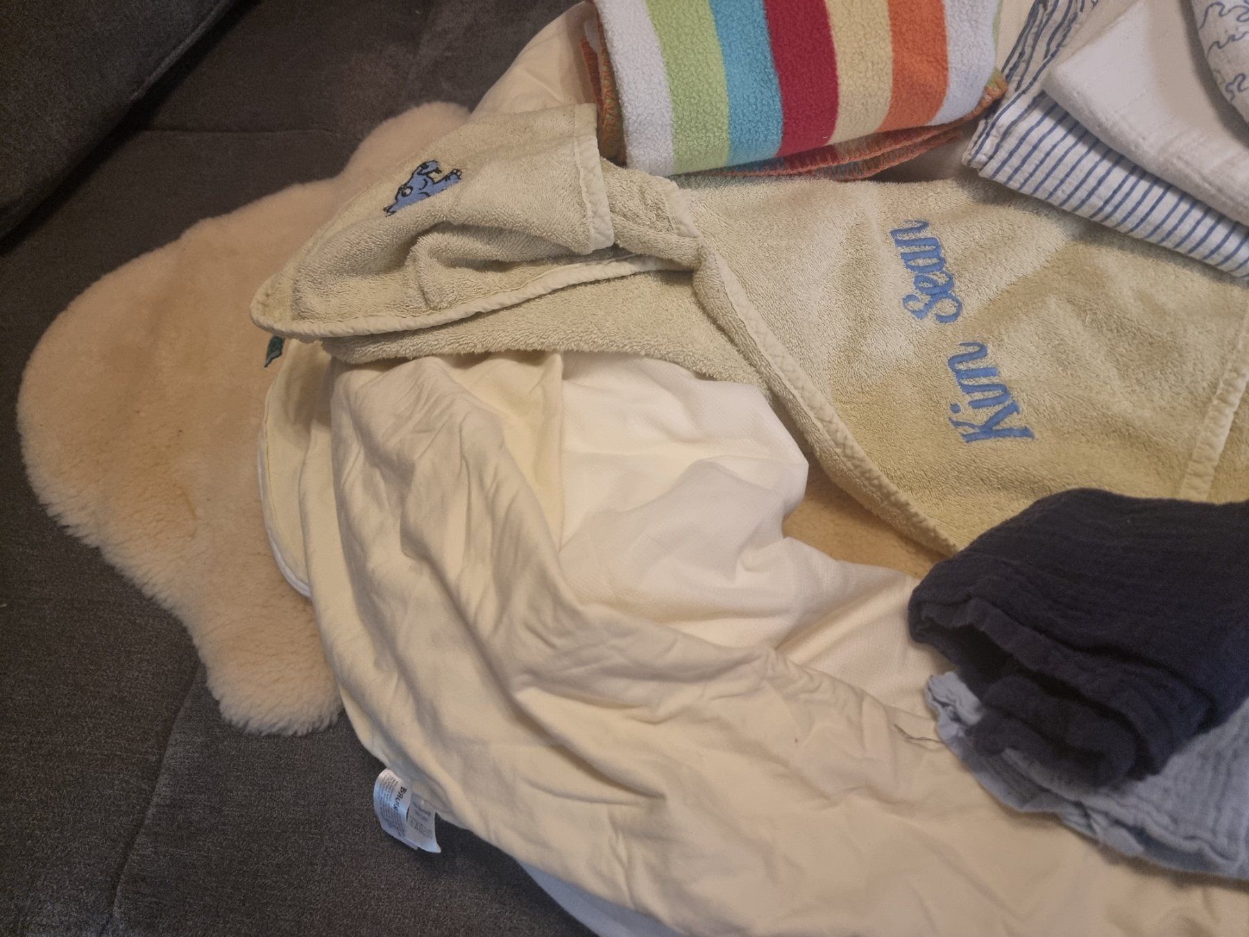 Cuscini: Badetuch, Decke, und vier Nuschis – Usato da Hettlingen venduto da Combe24 1