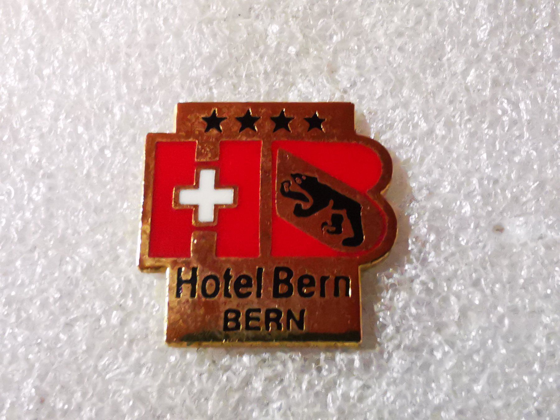 Placchette & Badge: Ansteckpin 63: Hotel Bern – Usato da Oppligen venduto da Pin-Fall-Shop