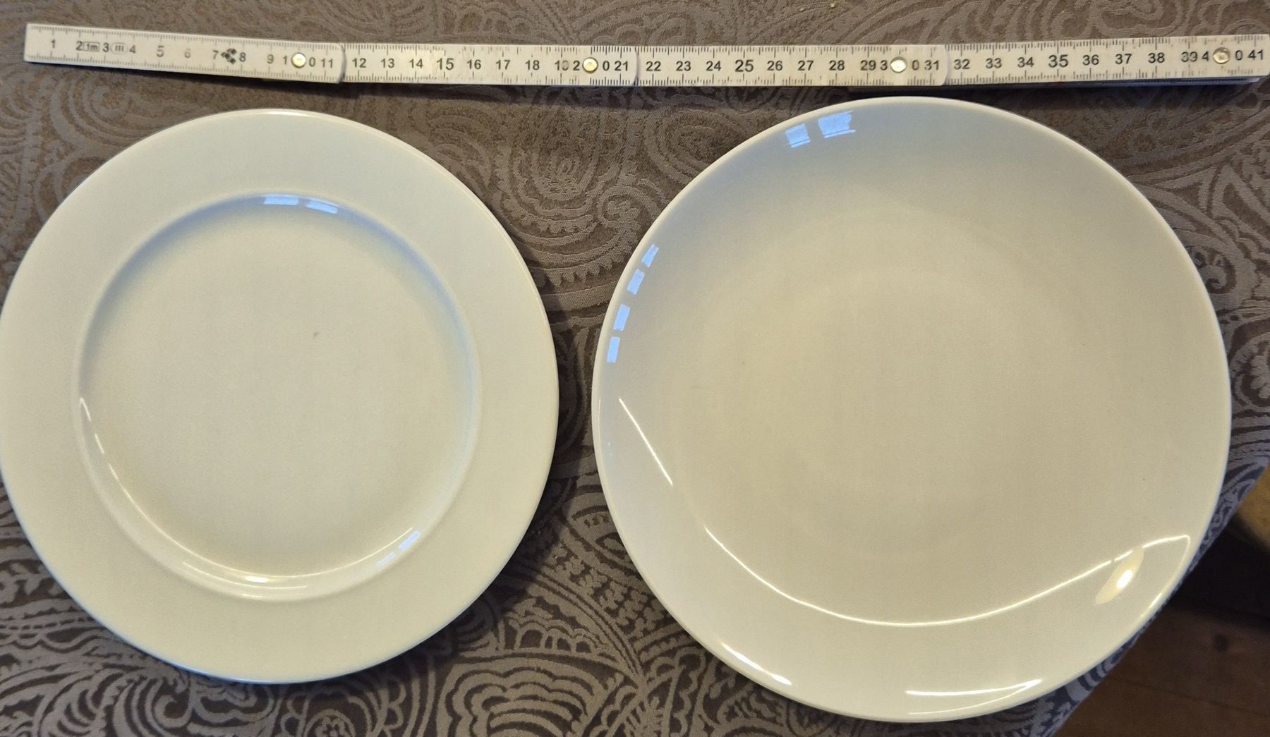 Piatti: 2 Servierteller Essteller Weiss, Durchmesser ca. 20 cm – Usato da Halten venduto da GiMu.84