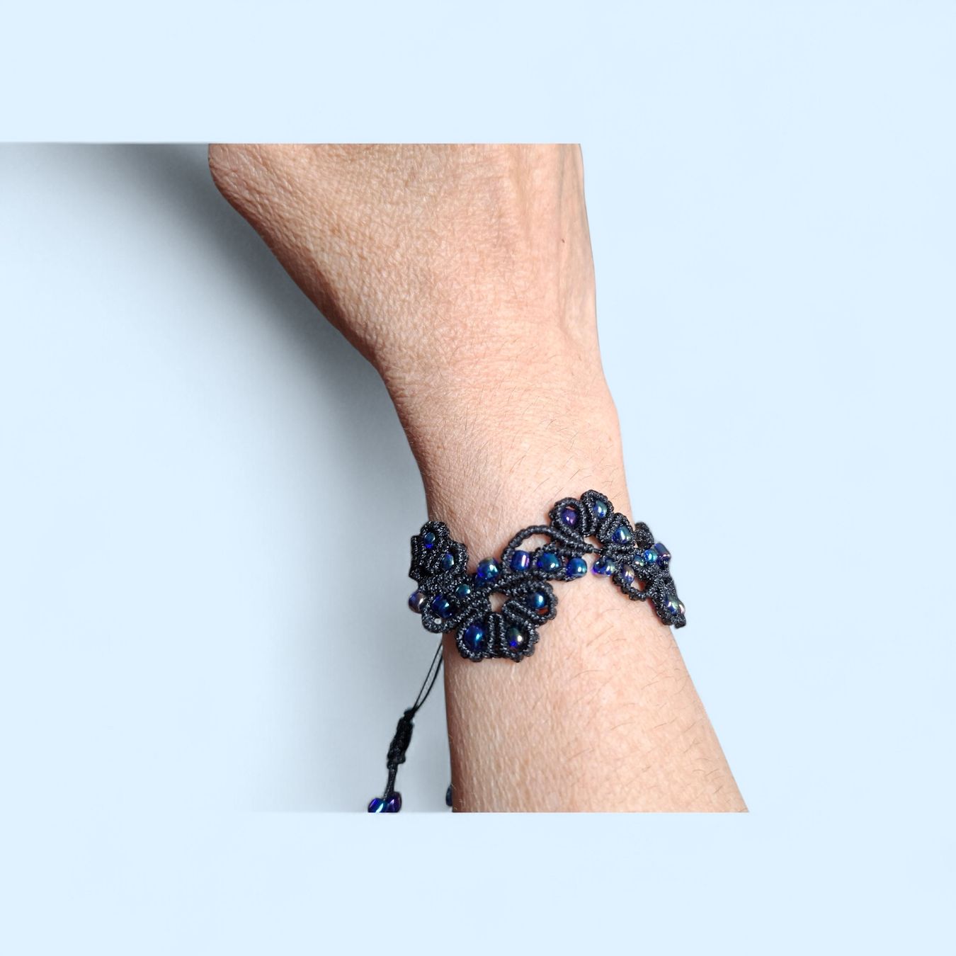 Bracciali & Braccialetti: Handgemachtes  Armband mit blau irisierenden Glasperlen – Nuovo (secondo la descrizione) da Luzern venduto da Bbig 2