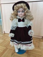 Porzellanpuppe/Sammelpuppe mit Brille, Kleid und Hut