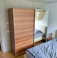 Schrank mit Schiebetüren Nussbaum-Optik und Glastür 202cm