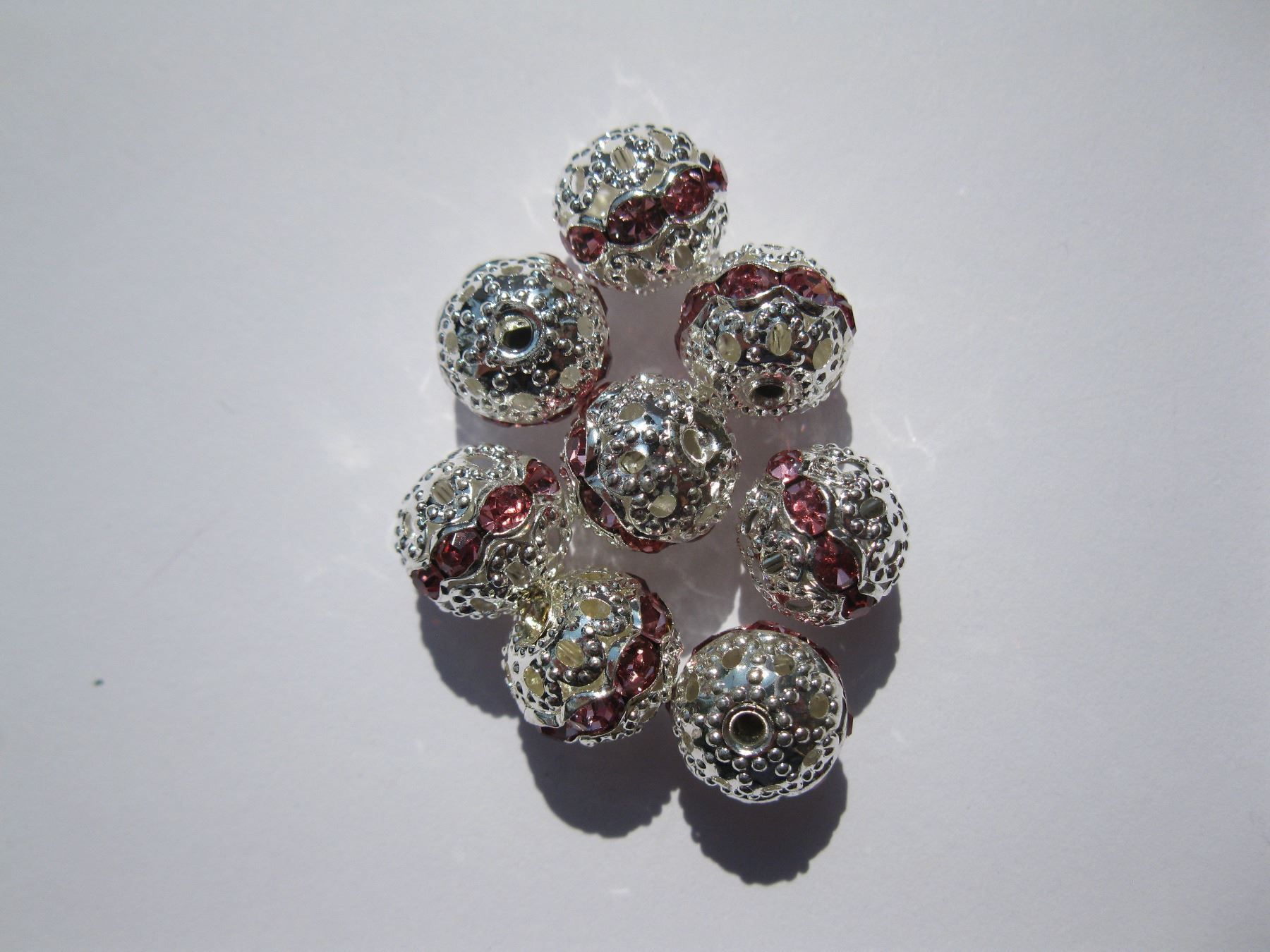Perle (finte): 3 Filigrane Metallperlen, versilbert, mit rosa Strass, 10mm – Nuovo e nell'imballaggio originale da St. Margarethen TG venduto da LuanaKa 1