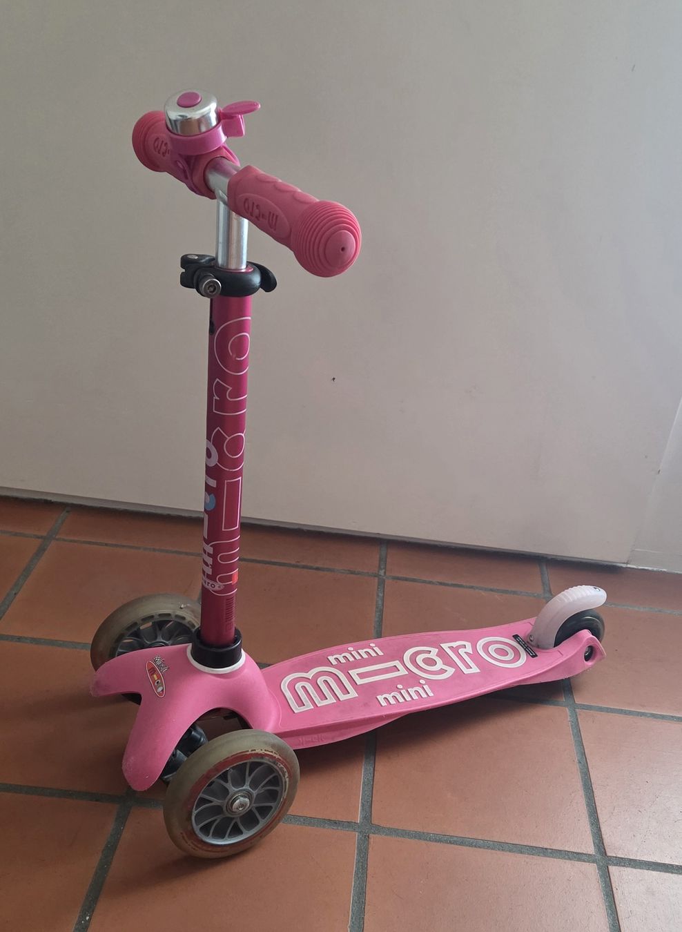 Micro Kickboard: Kickroller Micro Mini Deluxe pink mit Klingel – Usato da Ettingen venduto da ssc_dsr2