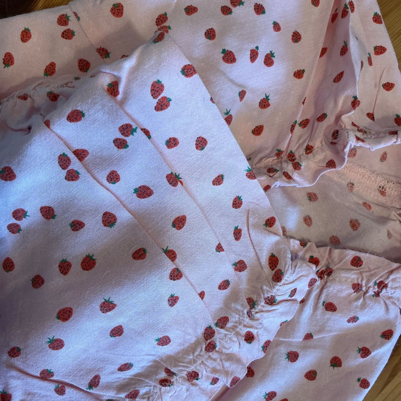 C&A Camicette, T-shirt & Top: Leichte Sommer-Bluse mit Erdbeerenprint,  Gr. 140 – Usato da Aesch BL venduto da Fortexx 5