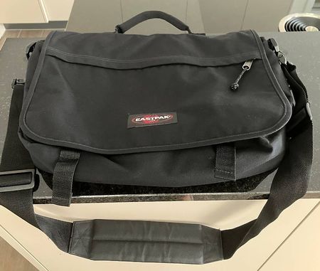 Eastpak Umhängetasche - robust & praktisch