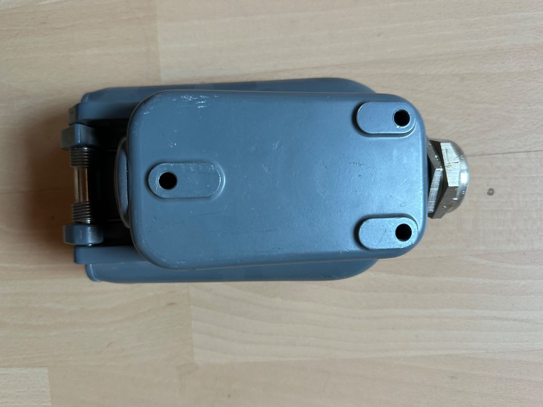 Spine: J 40/5 Polige NEUE Steckdose  Stromdose CMC – Usato da Huttwil venduto da Bolpa 5