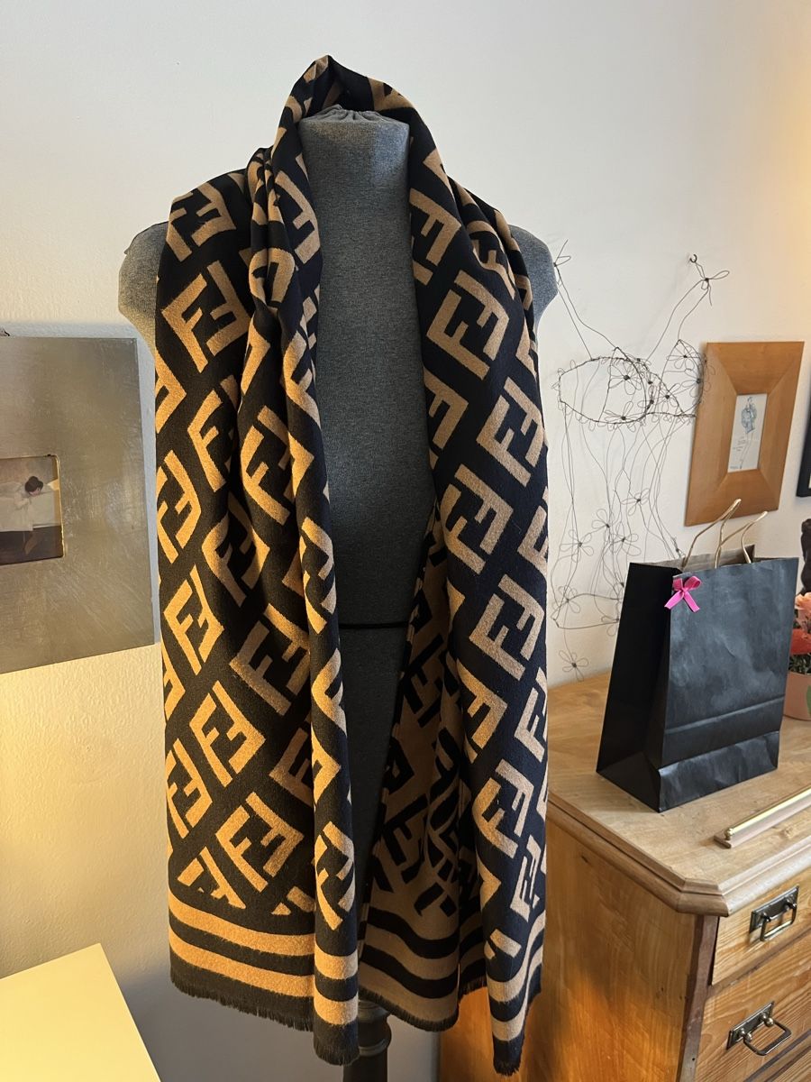 Foulard & Sciarpe: Écharpe femme  – Usato da Lausanne venduto da joltei 1