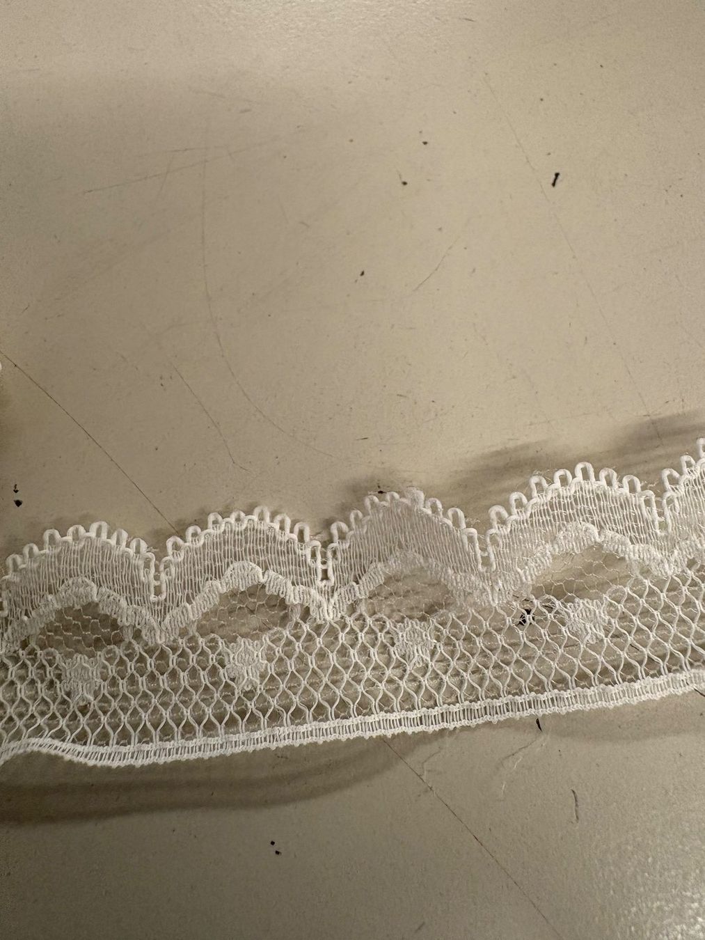 Tessuti: Spitze , weiss, 90 cm lang, 2 cm breit – Usato da Pratteln venduto da sLaedeliBB 1