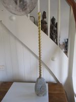 Stein mit goldenem Bohrstab - Kunst-Objekt
