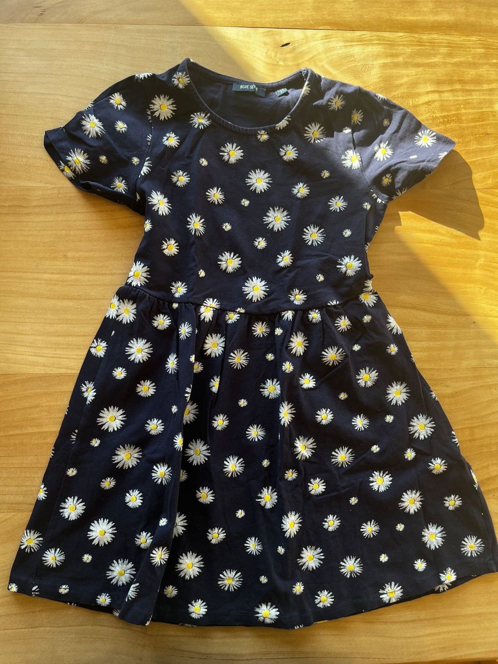 Vestiti & Gonne: Mädchen Kleid dunkelblau mit Gänseblümchen, 122 – Usato da Horw venduto da Pem1278
