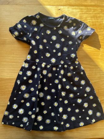 Mädchen Kleid dunkelblau mit Gänseblümchen, 122