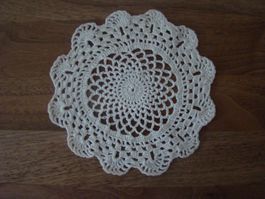 gehäkeltes Spitzendeckchen / Häkeldeckchen weiss 16cm